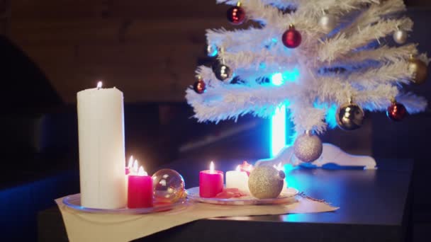 Mumlar Ağaçlarla Süslenmiş Noel Süsü Sığ Alan Derinliği — Stok video