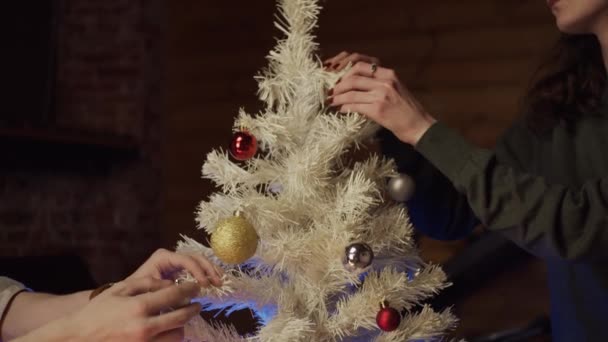 Νεαρός Άνδρας Και Γυναίκα Στολίζουν Χριστουγεννιάτικο Δέντρο Αργή Κίνηση — Αρχείο Βίντεο