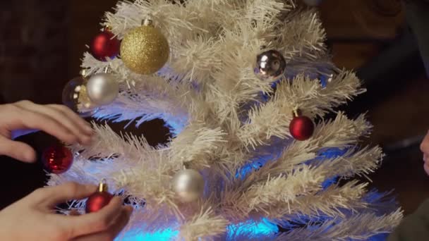 Joven Hombre Mujer Decorando Árbol Navidad Cámara Lenta — Vídeo de stock