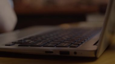 genç adam laptop ile çalışma