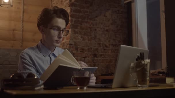工作用的笔记本电脑的年轻人 — 图库视频影像