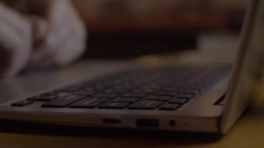 genç adam laptop ile çalışma
