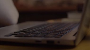 genç adam laptop ile çalışma