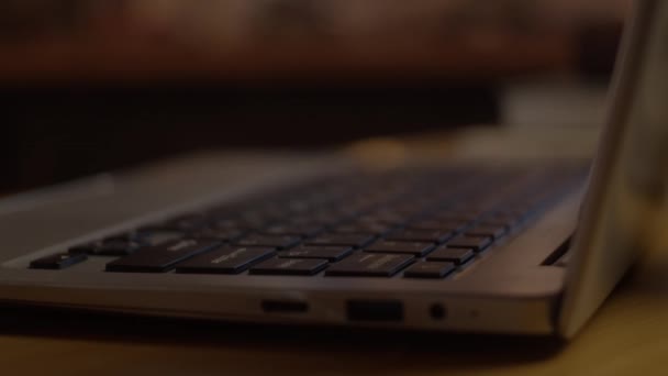 노트북으로 작업 하는 젊은 남자 — 비디오