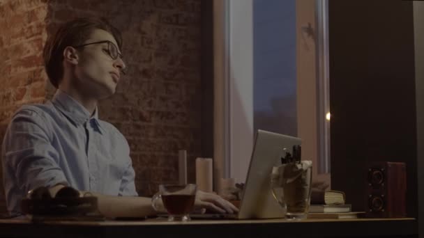 Młody mężczyzna pracujący z laptopa — Wideo stockowe