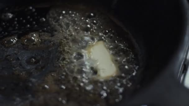 Масло на сковороді — стокове відео
