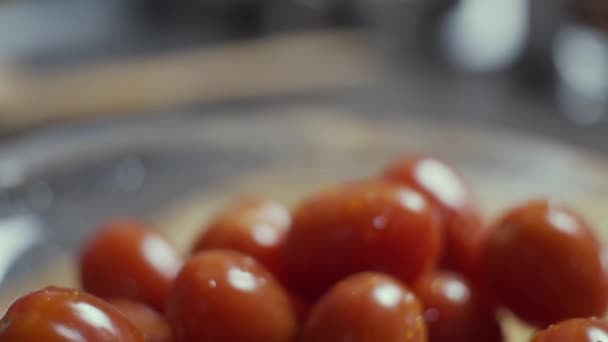 Tomates Cherry Plato Cámara Lenta Poca Profundidad Campo — Vídeos de Stock