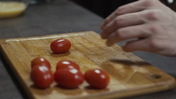 Découpe Tomates Cerises Sur Planche Découper Ralenti Faible Profondeur Champ — Video