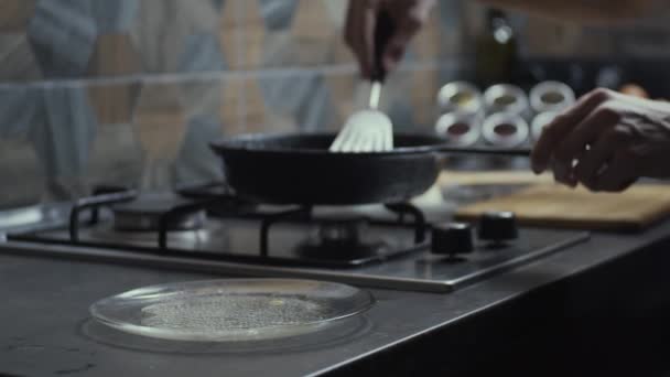 Fazendo Ovos Fritos Câmera Lenta Profundidade Rasa Campo — Vídeo de Stock