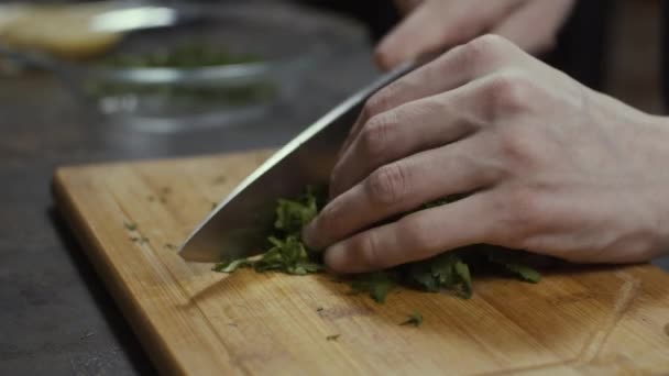 Cortar Verdes Cocina Cerca Cámara Lenta — Vídeo de stock