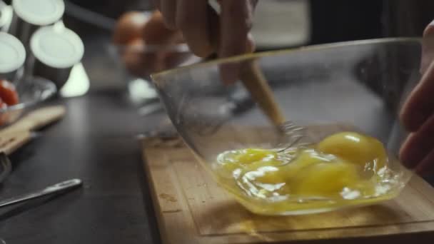 在盘子里搅拌鸡蛋 慢动作 — 图库视频影像
