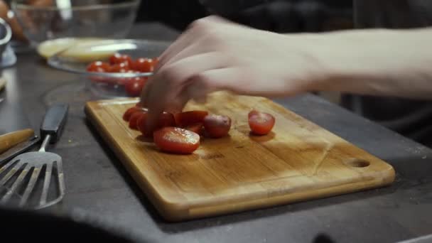 Cortar Tomates Cherry Tabla Cortar Lapso Tiempo Profundidad Superficial Del — Vídeo de stock