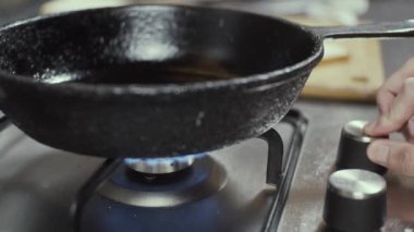 Gaz sobası ateşleme ve tava yerleştirme, yavaş çekim, sığ alan derinliği