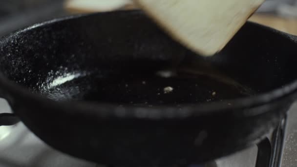 Изготовление Поджаренного Хлеба Сковороде Замедленная Съемка Мелкая Глубина Резкости — стоковое видео
