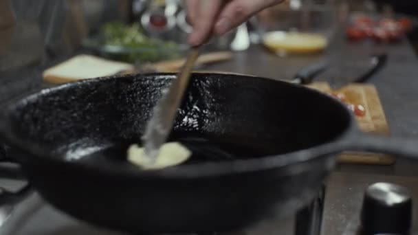 Boter Koekenpan Gasfornuis Moderne Keuken Slow Motion — Stockvideo