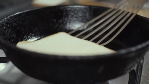 Toastbrot Auf Pfanne Zeitlupe Geringe Schärfentiefe — Stockvideo