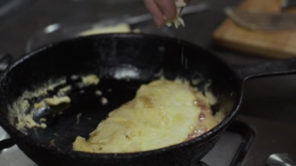 Omelette Koken Koekenpan Toevoegen Van Kaas Slow Motion Ondiepe Scherptediepte — Stockvideo