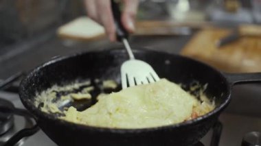 Omlet kızartma tavasında pişiyor, ağır çekim, sığ alan derinliği