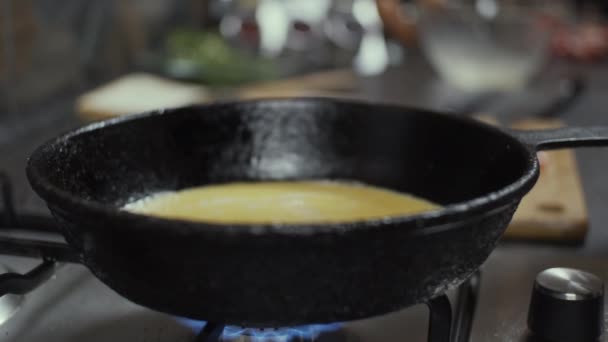 フライパンでのオムレツ料理 調味料 スローモーション フィールドの浅い深さ — ストック動画