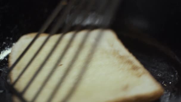 Tavada Kızarmış Ekmek Yapmak Ağır Çekim Sığ Alan Derinliği — Stok video