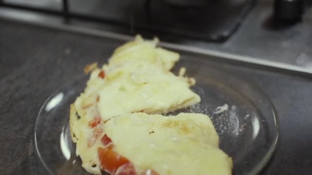 Omelet Plaat Kruiden Met Groen Slow Motion Ondiepe Velddiepte — Stockvideo