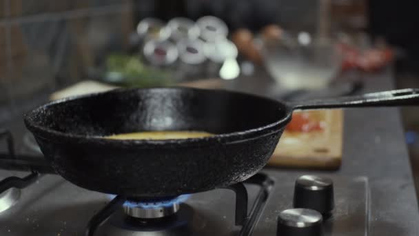フライパンでのオムレツ料理 スローモーション フィールドの浅い深さ — ストック動画