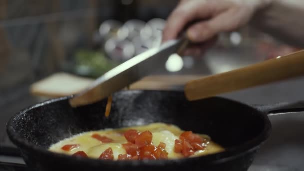 Cocción Tortilla Agregando Tomates Cherry Sartén Cámara Lenta Profundidad Superficial — Vídeo de stock