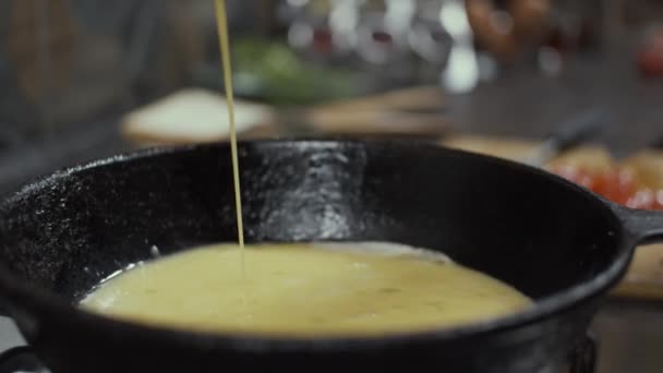 Omelette Kochen Auf Pfanne Zeitlupe Geringe Schärfentiefe — Stockvideo