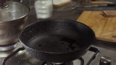 Kızartma tavasına yağ dök, ağır çekim