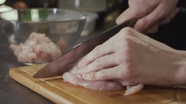 Mutfakta tavuk eti doğrama, sığ alan derinliği, yavaş çekim.