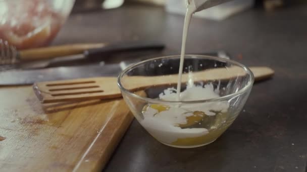 Verser Crème Dans Oeuf Dans Une Assiette Ralenti Faible Profondeur — Video