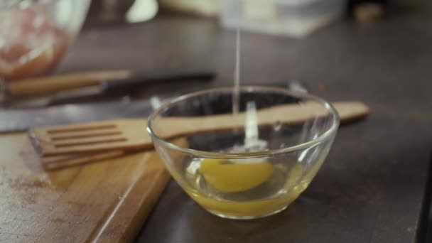 Yumurtayı Tabağa Dök Yavaş Çekim Sığ Alan Derinliği — Stok video