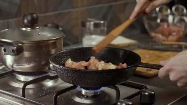 Mixing Chicken Meat Frying Pan Wooden Shovel Shallow Depth Field — Stock Video