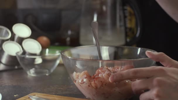 Carne Frango Picante Cozinha Profundidade Rasa Campo Câmera Lenta — Vídeo de Stock
