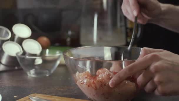 Misturando Carne Frango Cozinha Profundidade Rasa Campo Câmera Lenta — Vídeo de Stock