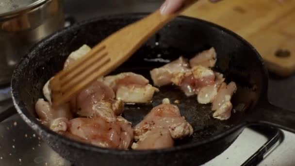 Mischen Von Hühnerfleisch Der Pfanne Mit Holzschaufel Geringe Schärfentiefe Zeitlupe — Stockvideo