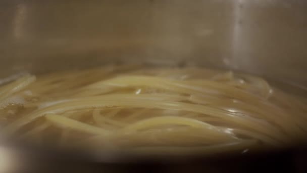 Kookwater Met Spaghetti Pan Slow Motion Ondiepe Velddiepte — Stockvideo