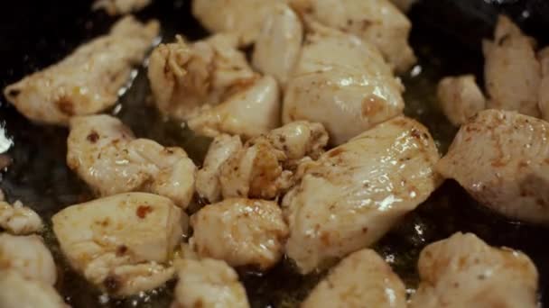 Κρέας Κοτόπουλου Στο Τηγάνι Διαδικασία Τηγανίσματος Λάδι Ρηχό Βάθος Πεδίου — Αρχείο Βίντεο