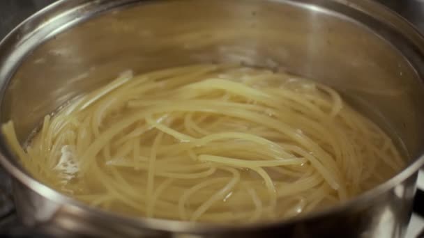 Kookwater Met Spaghetti Pan Slow Motion Ondiepe Velddiepte — Stockvideo