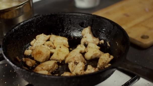 Mischen Von Hühnerfleisch Und Sahnesoße Der Pfanne Mit Holzschaufel Geringe — Stockvideo