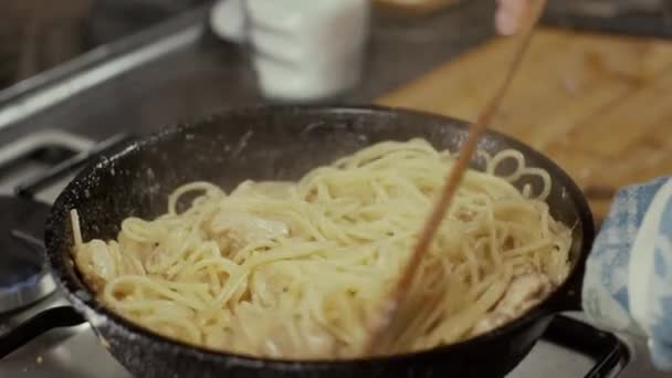 Mescolare Gli Spaghetti Con Carne Pollo Padella Rallentatore Bassa Profondità — Video Stock