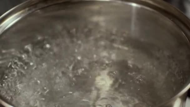 Kokend Water Pan Slow Motion Ondiepe Velddiepte — Stockvideo