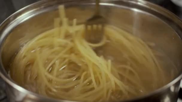 Mieszanie Spaghetti Widelcem Patelni Zwolnione Tempo Płytka Głębokość Pola — Wideo stockowe