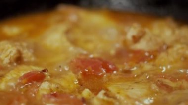 Kızartma tavasında tavuk eti, yağda kızarma süreci, sığ alan derinliği, yavaş çekim