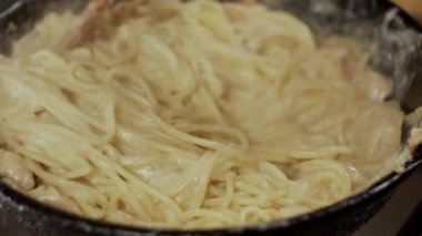 Spagettiyi tavuklu etle karıştırmak, yavaş çekim, sığ alan derinliği