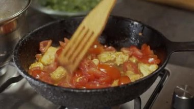 Kızartma tavasına kiraz domatesleri, sığ alan derinliği, yavaş çekim