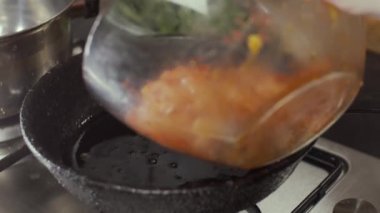 Tavuk etini kızartma tavasına yerleştirmek, sığ alan derinliği, yavaş çekim