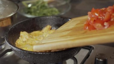 Kızartma tavasına kiraz domatesleri, sığ alan derinliği, yavaş çekim