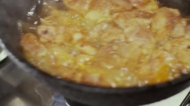 Kızartma tavasında tavuk eti, yağda kızarma süreci, sığ alan derinliği, yavaş çekim