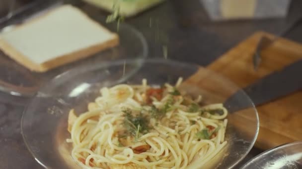 Pasta Mit Gemüse Auf Dem Teller Zeitlupe Geringe Schärfentiefe — Stockvideo